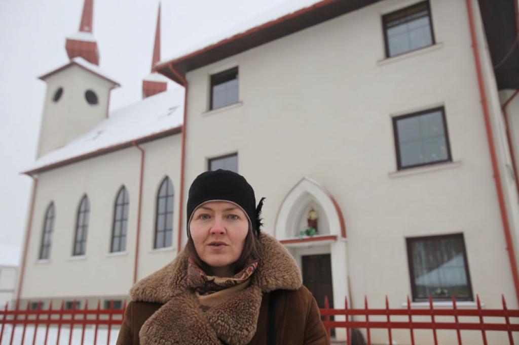 Kā vienmēr sestdienas vakarā Indra Ievīņa spēlē ērģeles dievkalpojumos Gulbenes katoļu baznīcā. To viņa darīs arī šovakar - Ziemassvētku vakarā.
Autors: Gatis Bogdanovs