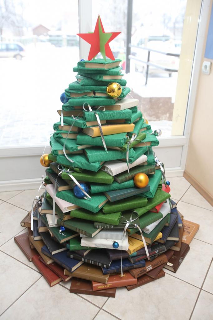 Gulbenes bibliotēkā šajos svētkos tapusi bibliotēkai ļoti atbilstoša eglīte no grāmatām, ko veidojusi bibliotēkas darbiniece Inga Caunīte.
Autors: Gatis Bogdanovs