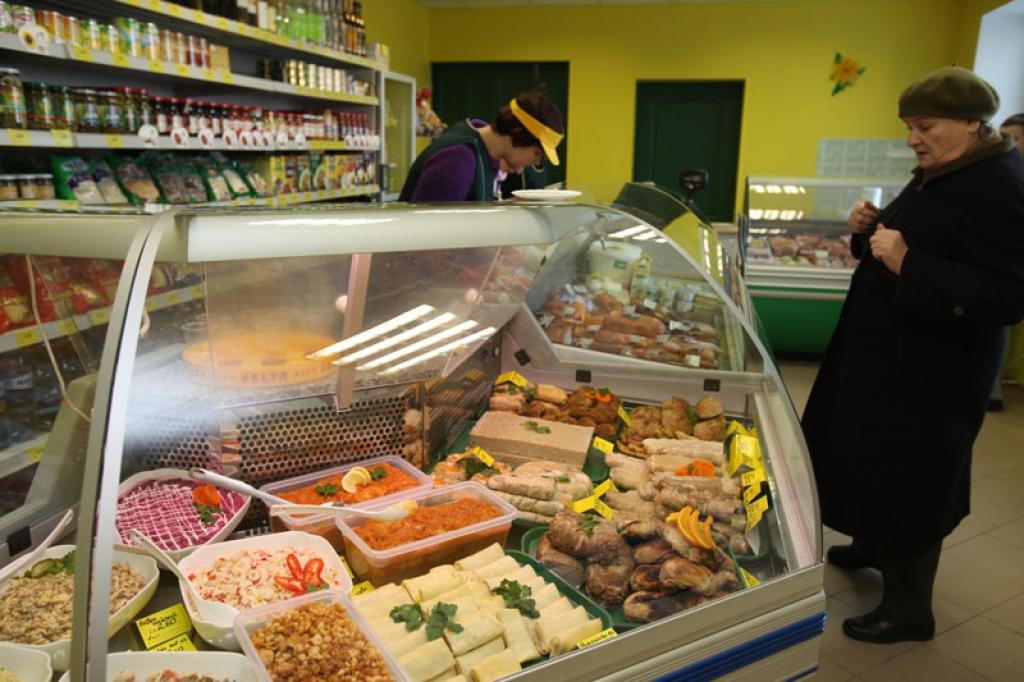 Veikalā līdzās pašu gatavotajiem salātiem un gaļas izstrādājumiem varēs iegādāties arī citu produkciju.
Autors: Gatis Bogdanovs