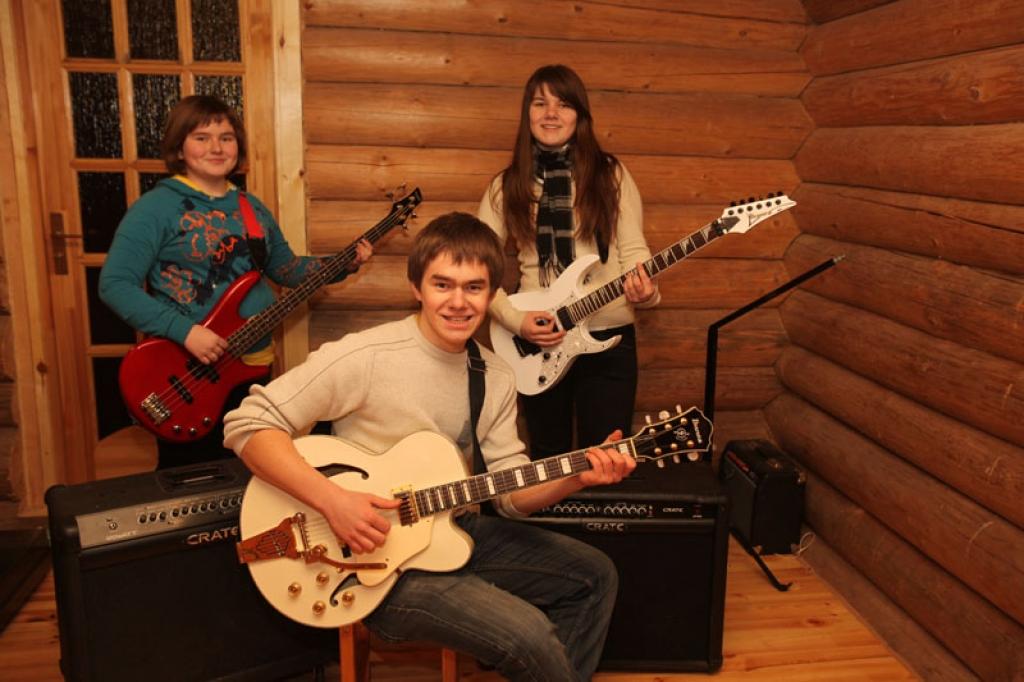 Austra (no kreisās), Rūdolfs un Marta Dambrovi atzīst, ka muzicēšana viņiem ir kā hobijs, taču tas rada prieku arī citiem. Foto: Gatis Bogdanovs 
Autors: Gatis Bogdanovs