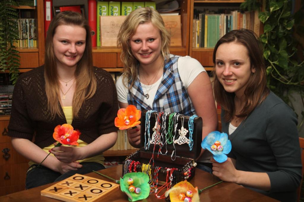 Lejasciema vidusskolas 11.-12. klases audzēknes Signe Žīgure, Zane Žīgure un Elīna Šķendere, kurām pieder uzņēmums „Pērle”, atzīst, ka vislabākās lietas sanāk tad, kad ir iedvesma. 
Autors: Gatis Bogdanovs