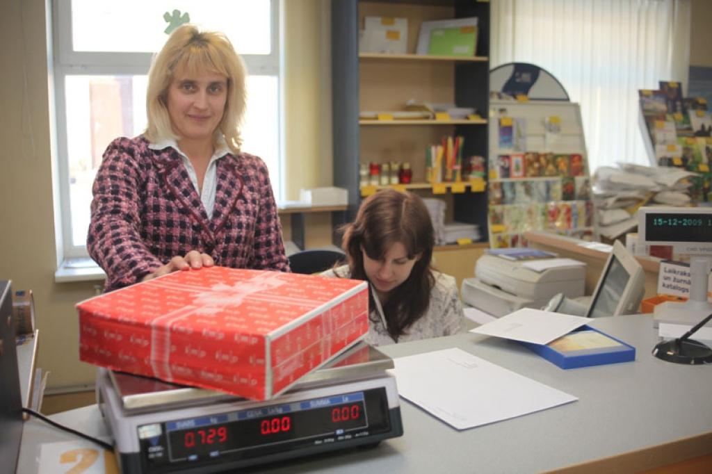 Gulbenes pasta darbinieces Līga Karole un Anita Šarigina ikdienā veic pasta sūtījumu pieņemšanu, apstrādi un izsniegšanu.
Autors: Gatis Bogdanovs