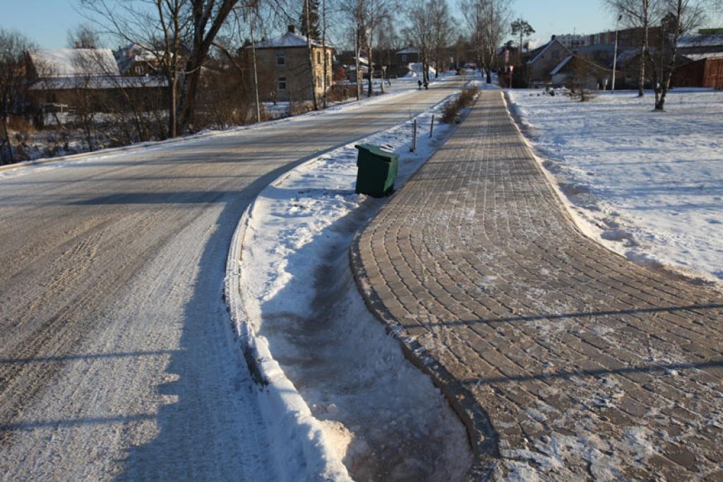 Lielāku transportlīdzekļu autovadītājiem grūtības sagādā, piemēram, Bērzu ielu sašaurinājums. Lai izbrauktu krustojumu ar Brīvības ielu, šoferi brauc virsū ielas apmalēm.
Autors: Gatis Bogdanovs