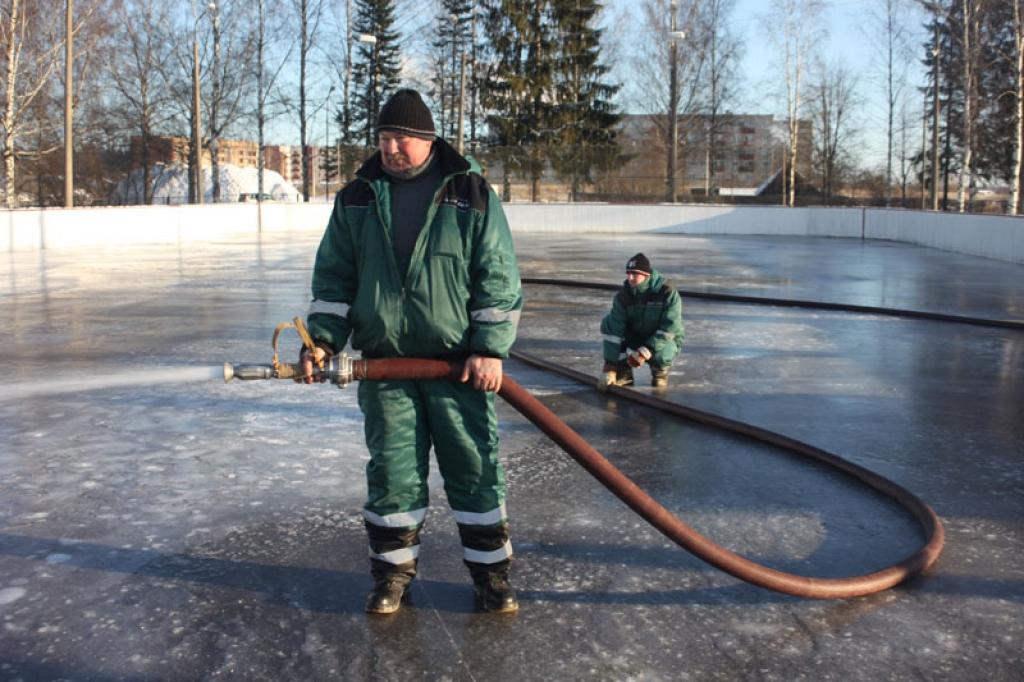 Ledu slidotavā lej stadiona darbinieki. Lai tas būtu kvalitatīvs, ir jālej vairākas kārtas un tas ir jādara pamazām. 
Autors: Gatis Bogdanovs