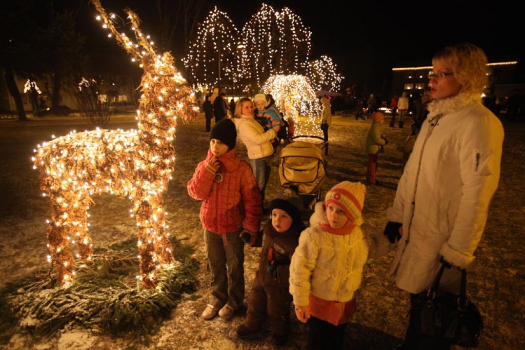 Gulbenes centrālajā skvērā, kur koki un krūmi greznojās spožā elektrisko spuldzīšu rotā, kur gaismas rakstus zīmēja desmitiem sveču, kur apkārt šaudījās lieli un mazi rūķi, par Ziemassvētkiem veltītu dzejolīti dāvināja kraukšķīgu piparkūku.
Autors: Gatis Bogdanovs