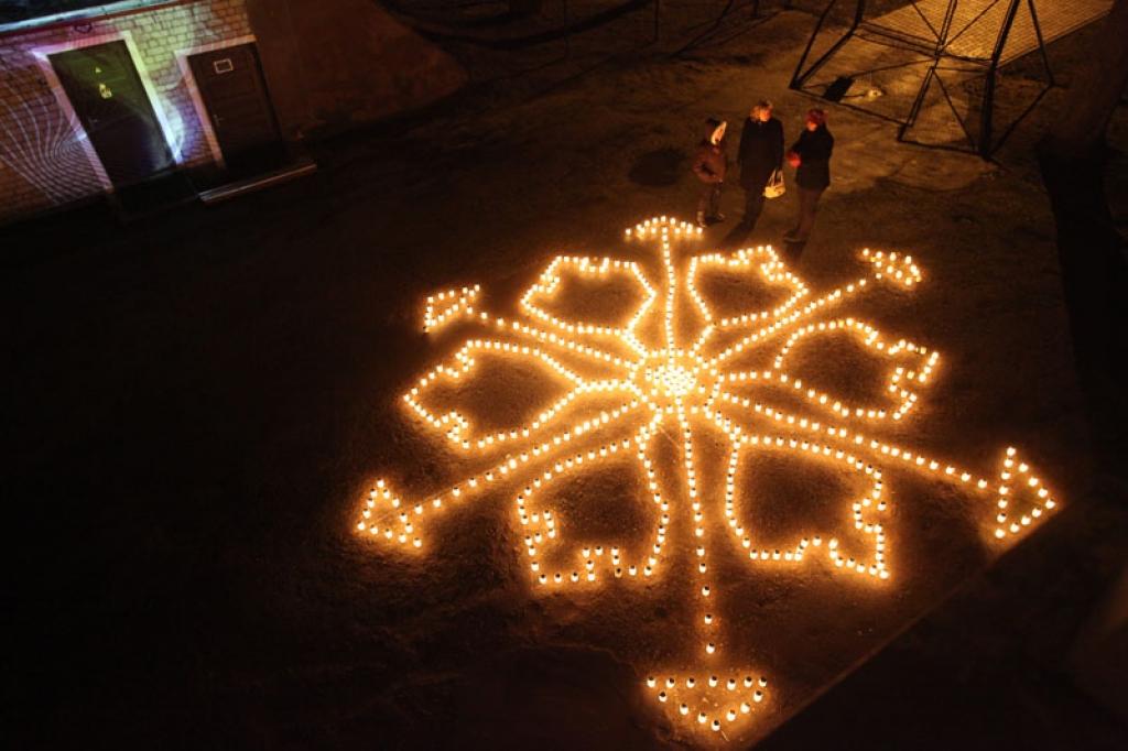 Daudzi gulbenieši Gulbenes mākslas skolas pedagogu labdarības projektu “Gaismas raksti” vērtē kā veiksmīgu un priecājas par iespēju skatīt kaut ko neparastu.
Autors: Gatis Bogdanovs