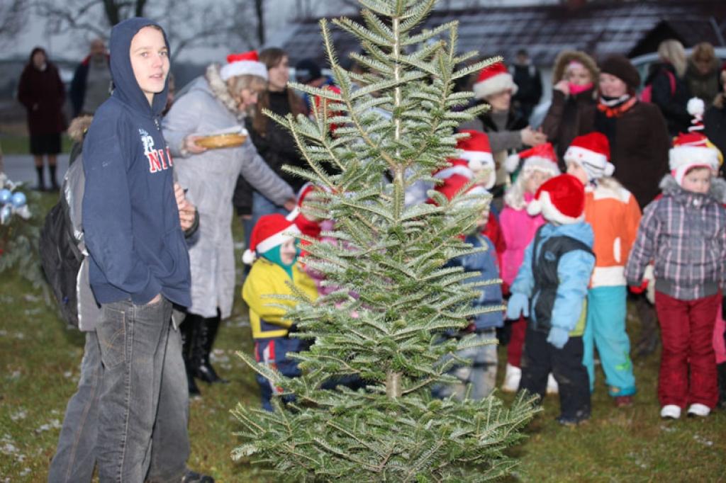 Vakar laukumā pie Litenes pagasta pārvaldes lieli un mazi litenieši kopīgi iestādīja apmēram divus metrus garu egli. 
Autors: Gatis Bogdanovs