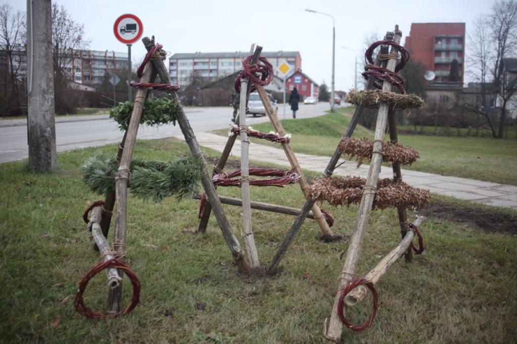 Vairākās vietās pilsētā jau ir izvietoti simboliski rotājumi.
Autors: Gatis Bogdanovs
