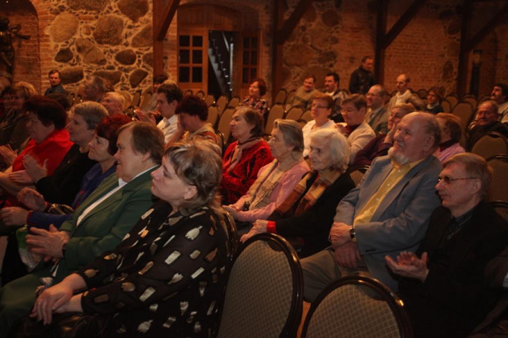 Invalīdu biedrības biedrus ar muzikāliem sveicieniem šajā dienā sveica Gulbenes mūzikas skolas skolotājas, uzrunāja luterāņu mācītājs Māris Sarma. 
Autors: Gatis Bogdanovs