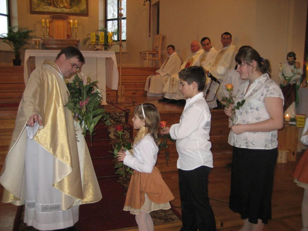 Savam garīdzniekam mīļus vārdus teica, dziesmas veltīja un ziedus dāvāja visu paaudžu draudzes locekļi. 
Autors: Diāna Odumiņa