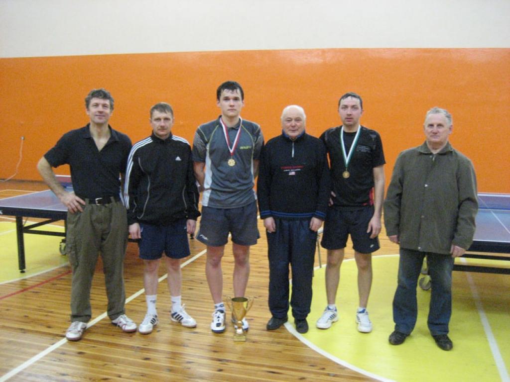 ura Kravaļa piemiņas kausa sacensību noslēguma brīdī (no kreisās): 6.vietas ieguvējs Māris Bramanis (Drusti), 4.vietas ieguvējs Aigars Žvīgurs (Gulbene), 1.vietas ieguvējs Andis Sirmacis (Daukstes), sacensību organizētājs Jāzeps Odumiņš, 3.vietas ieguvējs Aivars Dulbergs (Alūksne) un 5.vietas ieguvējs Jānis Gibala (Gulbene).
Autors: No personiskā albuma