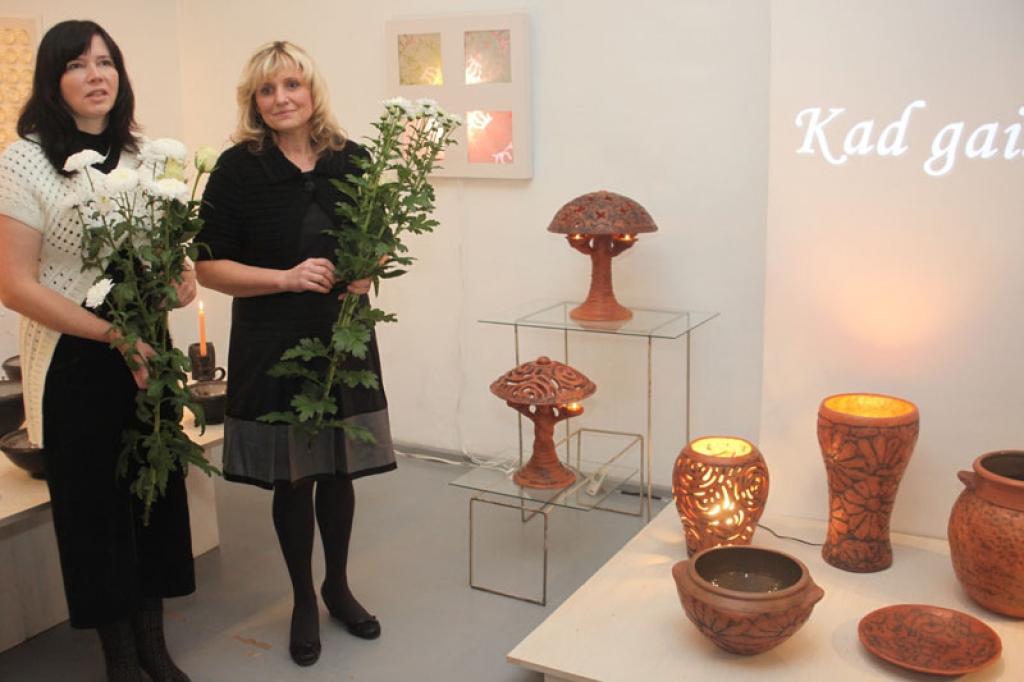 “Tas, kas mūsu darbos varētu būt kopīgs, ir knipelēšanās. Ar sīkumiem mēs varētu ņemties no rīta līdz vakaram,” saka Ingrīda Cepīte (no labās) un Daiga Kaufmane, kuru darbu izstāde “Gaisma” līdz gada beigām apskatāma Gulbenes Vēstures un mākslas muzeja izstāžu zālē. 
Autors: Gatis Bogdanovs