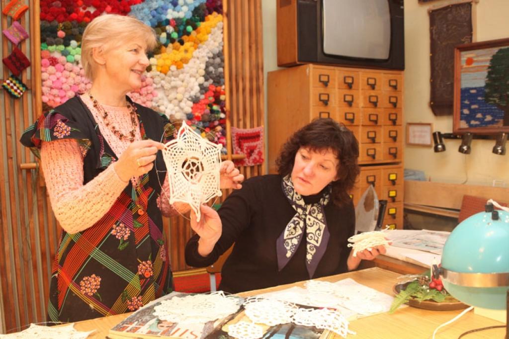 Vija Nurža un Rita Gargažina secina, ka visas sniegpārslas ir kā nelieli mākslas darbi. Viņas ir priecīgas, ka idejai pagasta egli rotāt ar pašdarinātām sniegpārslām ir atsaukušās tik daudzas rokdarbnieces.
Autors: Gatis Bogdanovs