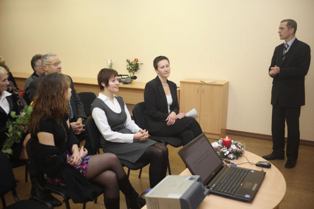 Valmieras biznesa un inovāciju inkubatora Gulbenes filiāles atklāšanā klātesošos uzrunāja inkubatora komanda: (no labās) inkubatora valdes priekšsēdētājs Pēteris Druķis, inkubatora projektu vadītāja Ilze Krieviņa, atbildīgā par inkubatoru Gulbenē – Elīna Leimane – Dukse.
Autors: Gatis Bogdanovs