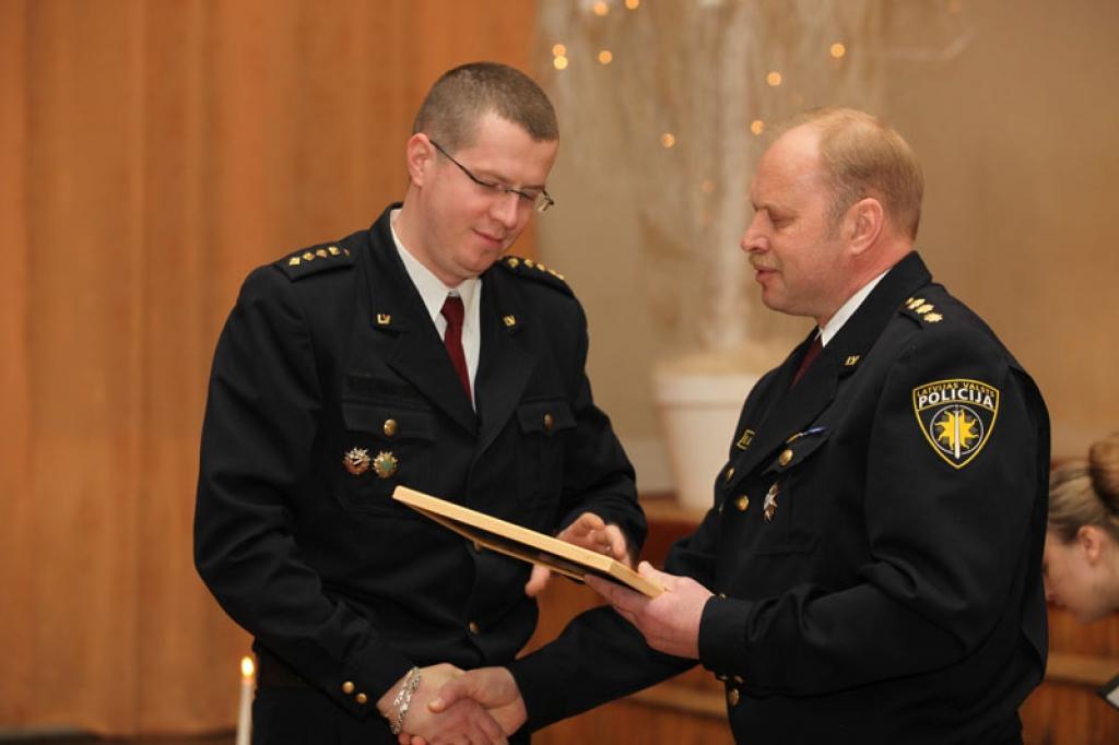 Vidzemes reģiona pārvaldes pateicība par priekšzīmīgu dienestu un sasniegtiem augstiem darba rezultātiem tika pasniegta kapteinim Edijam Aleksejevam, kas iekšējā balsojumā ieguva Gada labākā policista nosaukumu.
Autors: Gatis Bogdanovs