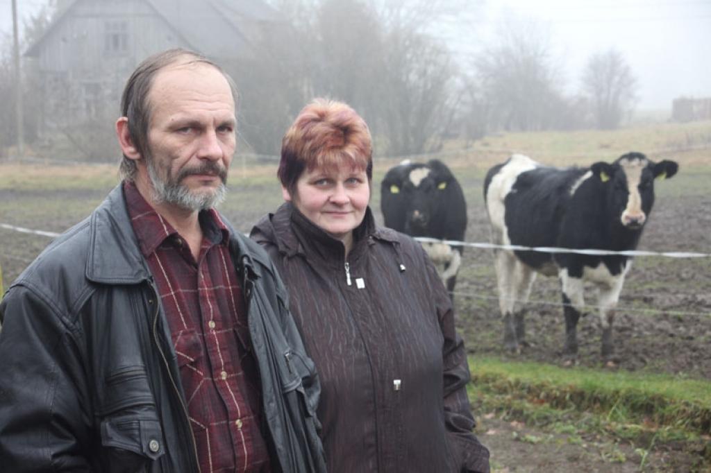 “Šodien zemniekiem sekmīgi strādāt traucē valsts nodokļu politika. Šobrīd ir tāda situācija, ka tie zemnieki, kuri tagad maksā nodokļus, nākamajā gadā tos nemaksās, jo visi to vien dara, kā gudro, kā apiet nodokļus ar līkumu. Zemnieki vienkārši nebūs spējīgi tos samaksāt. Ja arī rīkosies godīgi, tad saimniecību tas novedīs pie bankrota,” uzskata Lizuma pagasta zemnieku saimniecības saimnieki Biruta un Modris Reiznieki.
Autors: Gatis Bogdanovs