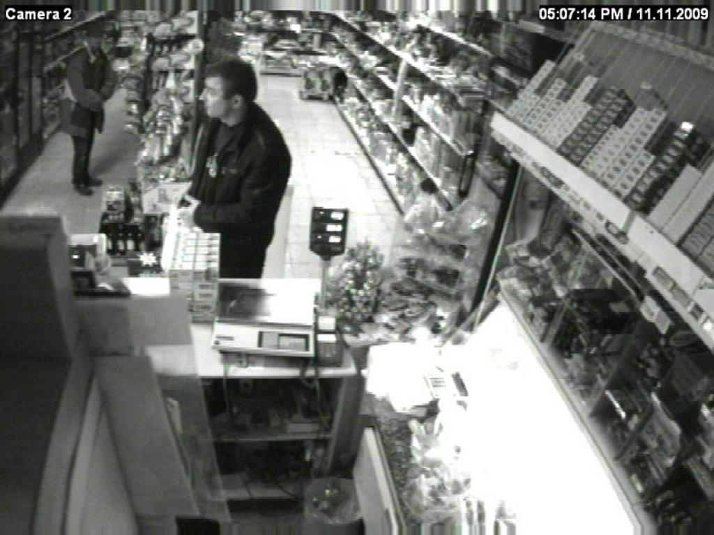 Šis vīrietis norēķinājās ar viltotu karti veikalā Sinolē.