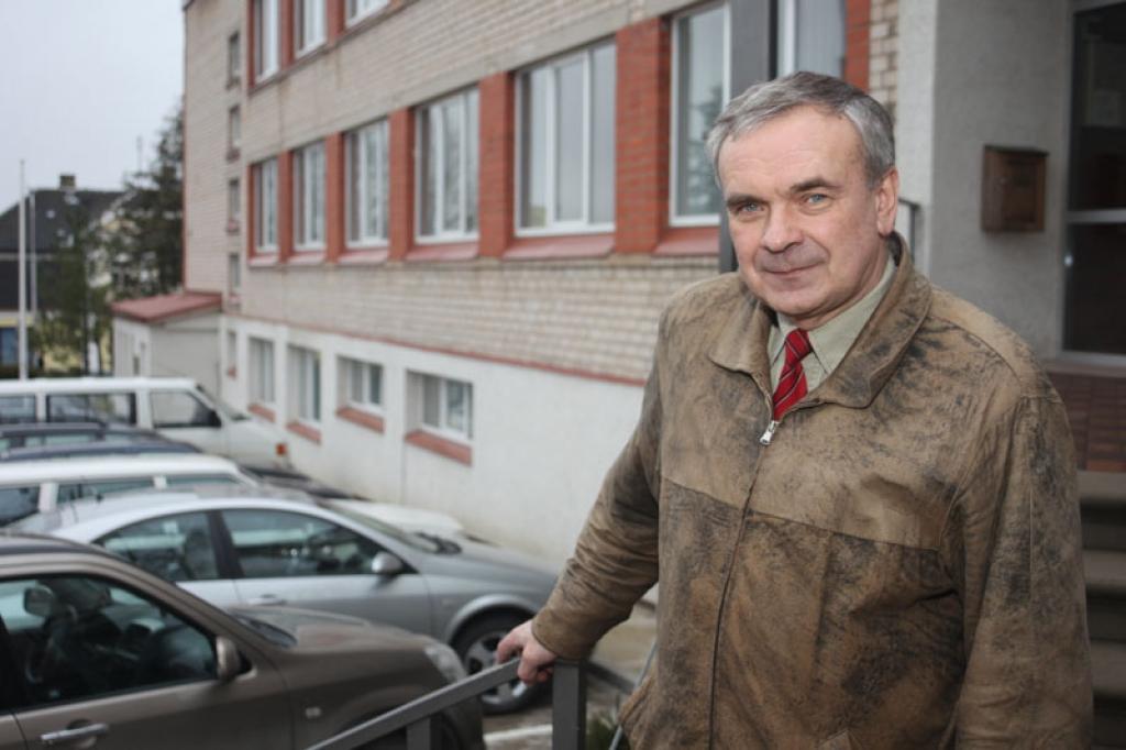 “Jau iepriekš virsmežniecību bija skāruši samazinājumi, taču nu mēs atkal esam pārmaiņu priekšā, un tas ir tikai tādēļ, ka valstī diemžēl nav naudas,” saka Ziemeļaustrumu virsmežniecības virsmežzinis Andis Krēsliņš. 
Autors: Gatis Bogdanovs