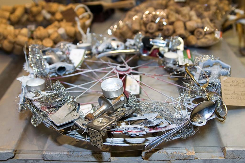 11.decembrī tika atklāts Ziemassvētku labdarības tirdziņš „Neizmet – pārstrādā un dāvini!”, kurā ir iespējams aplūkot un arī iegādāties interesantas un savdabīgas „zaļās” dāvanas, ko no dažādām otrreiz pārstrādātām mantām ir pagatavojuši...