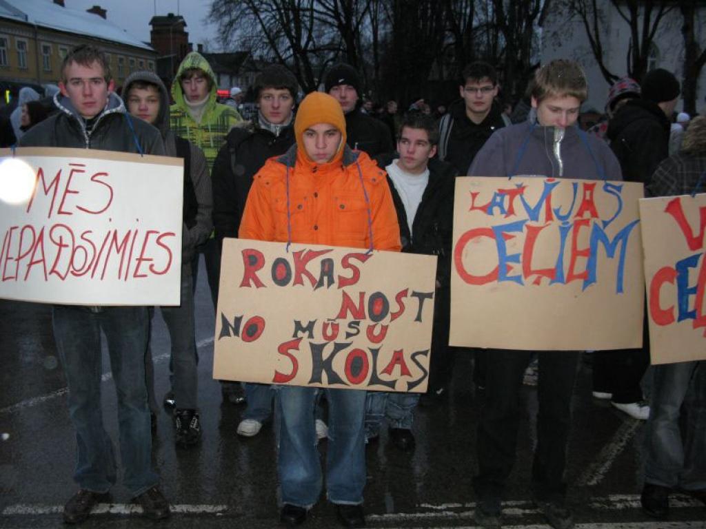 Piketu izraisījusi Latvijā plānotā profesionālās izglītības iestāžu tīkla optimizācija. Smiltenes profesionālās vidusskolas (SPV) kolektīvs plašsaziņas līdzekļiem izsūtītā atklātā vēstulē pauž viedokli, ka optimizācija notiek slepenībā,...