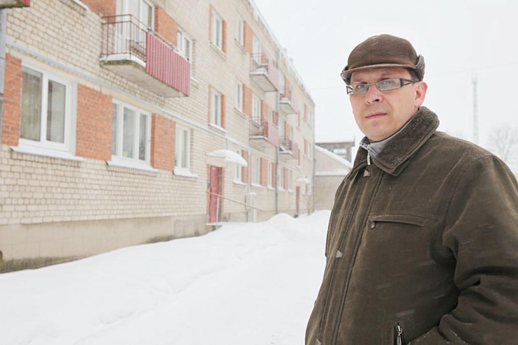 “Vēl būs mājas iedzīvotāju sapulce, kurā lemsim, cik ilgā laikā atmaksāsim kredītu bankai, kā arī varēšu informēt par bankas noteikto procentu likmi, no kuras būs atkarīgs, par kādu summu palielināsies ikmēneša maksājums katram dzīvoklim. Ar nepacietību gaidām pavasari, kas sāksies mājas renovācija, no kuras izdevumiem pusi atmaksās Eiropas Reģionālās attīstības fonds,” saka Skolas ielas 1a mājas pilnvarotā persona Vladimirs Bleidels. 
Autors: Gatis Bogdanovs