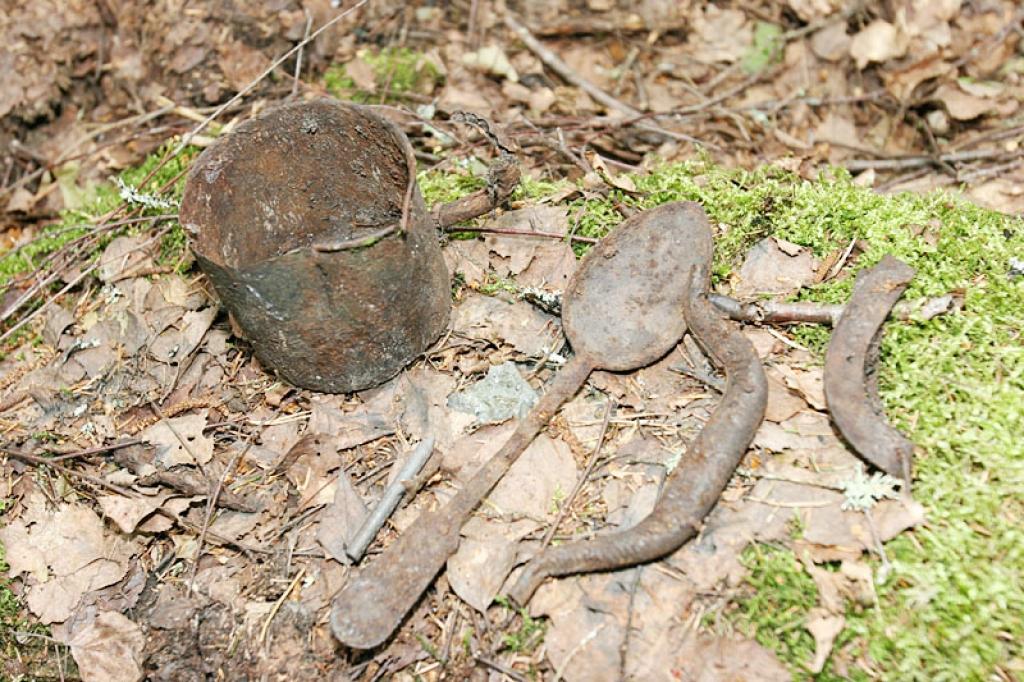 Šie Latvijas armijas virsnieku nometnē Litenē atrastie priekšmeti nodoti muzejam.
Autors: Gatis Bogdanovs (no arhīva)