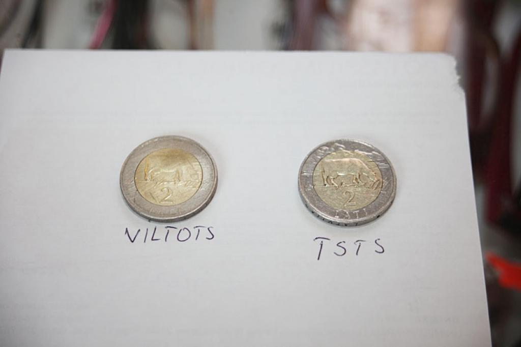  2 latu monētai par kuru ir aizdomas, ka tā varētu būt viltota, ir mazāk izteikts reljefs. Mazāk izteikti ir arī mākonīši, kas iestrādāti monētas augšdaļā virs govs attēla. Par to “Dzirkstele” pārliecinājās SIA “Vita – Optika” aptiekā Gulbenē. 
Autors: Gatis Bogdanovs