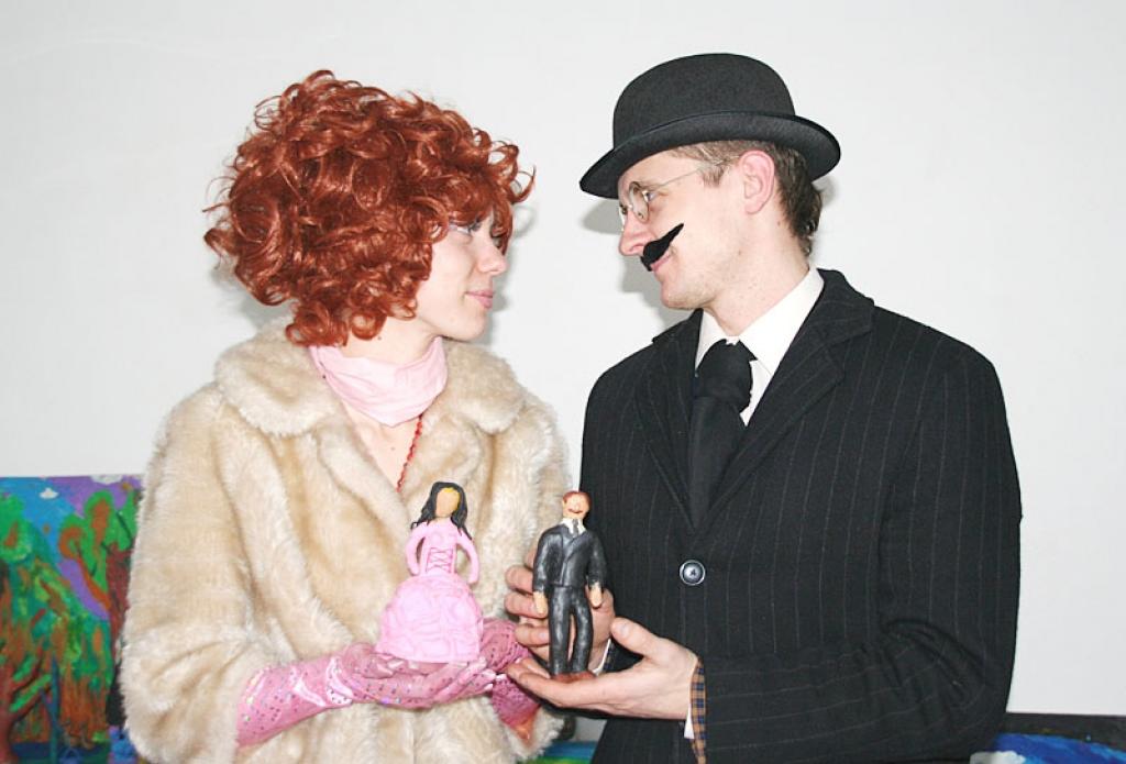 Makslinieka Jūlija Madernieka un viņa dzīvesbiedres Marijas lomās iejutušies Gulbenes Tautas teātra aktieri Inga Plēpe – Oša un Kārlis Ošs. Rokās viņi tur savus dubultniekus no plastalīna, kam aanimācijas filmā lemts atdzīvoties. 
Autors: Sandra Dikmane