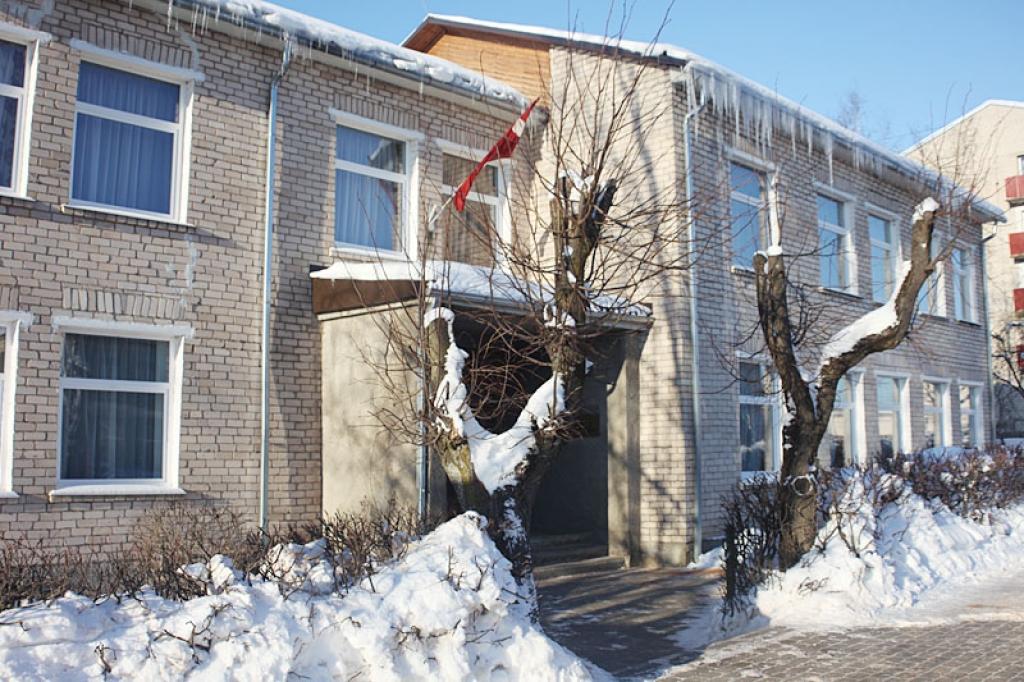 Pašvaldības iestāžu ēkās maksa par siltumu ir atšķirīga. Piemēram, nesiltinātajā Gulbenes mūzikas skolā siltums maksā 1,47 latus par kvadrātmetru, turpretim mākslas skolā, kur ir siltuma izolācija, šī maksa ir 0,86 lati par kvadrātmetru platības
Autors: Gatis Bogdanovs