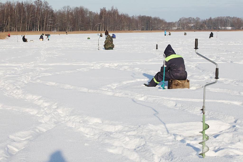 Uz Ušura ezera notika Gulbenes pilsētas čempionāts zemledus makšķerēšanā. 
Autors: Gatis Bogdanovs