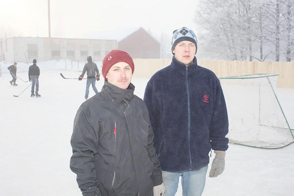 Hokeja laukuma izveides iniciatori Lizumā ir Jānis Pūcītis (no kreisās), Ronalds Biezais un Kristaps Roziņš (nav attēlā). Gandarījums par paveikto ir gan viņiem, gan arī visiem citiem, kas iesaistījās šīs idejas realizācijā. 
Autors: Gatis Bogdanovs