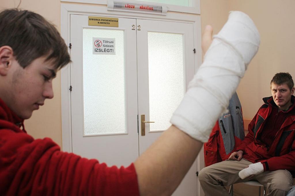 Ne visiem jaunā gada pirmās stundas ir bijušas veiksmīgas. Kāds pacients 1.janvārī pulksten sešos no rīta salauzis roku, vēl kāds cits pulksten divos traumējis pirkstus, tāpēc tagad ir jāārstējas.
Autors: Gatis Bogdanovs