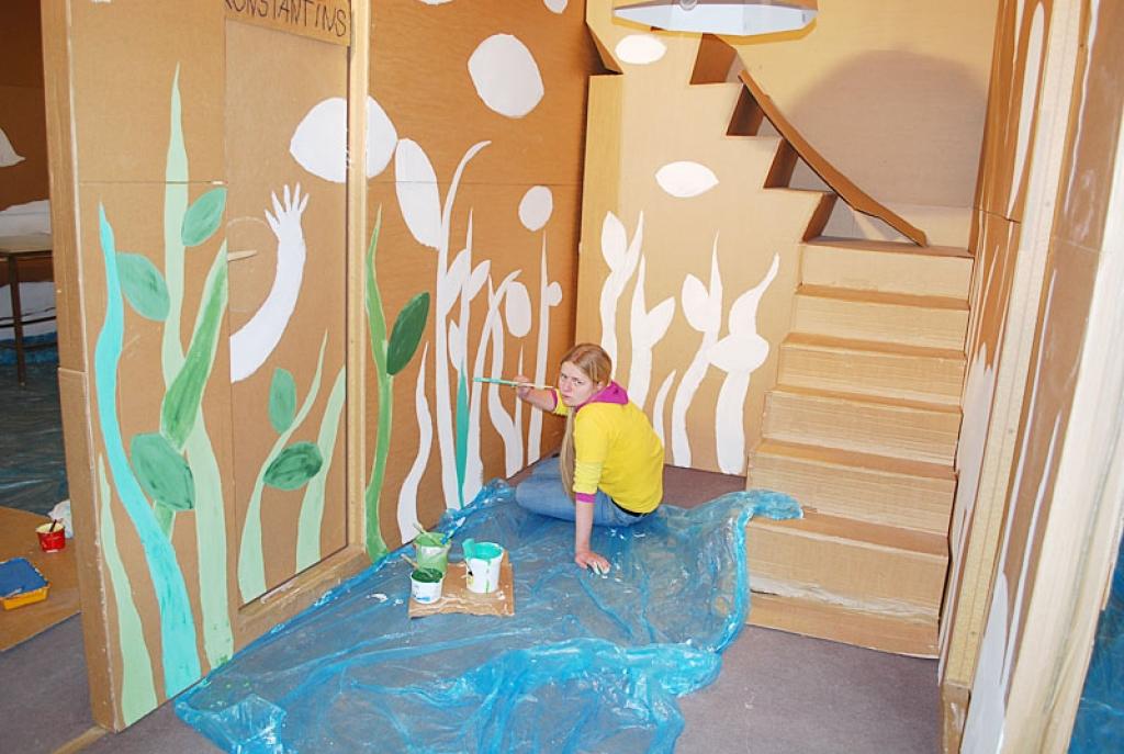 Dekorāciju pārkrāsošana iejutās arī Rihards Lūkins un Laura Igaviņa. Gan viņiem, gan arī citiem jaunajiem māksliniekiem tā bija interesanta pieredze.
Autors: No personiskā albuma