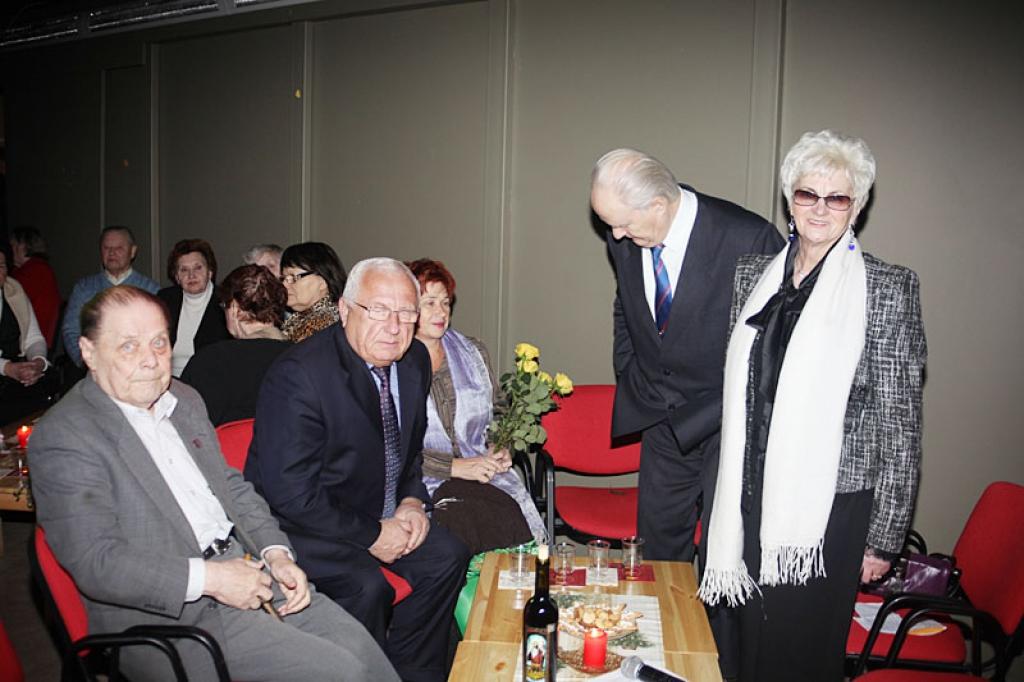 Uz tikšanos ar novadnieci Edīti Ezeriņu bija ieradušies viņas laikabiedri, kuri atpazina sevi arī Edītes uzņemtajās amatierfilmās. Viņi godināja viešņu arī jubilejā.
Autors: Gatis Bogdanovs