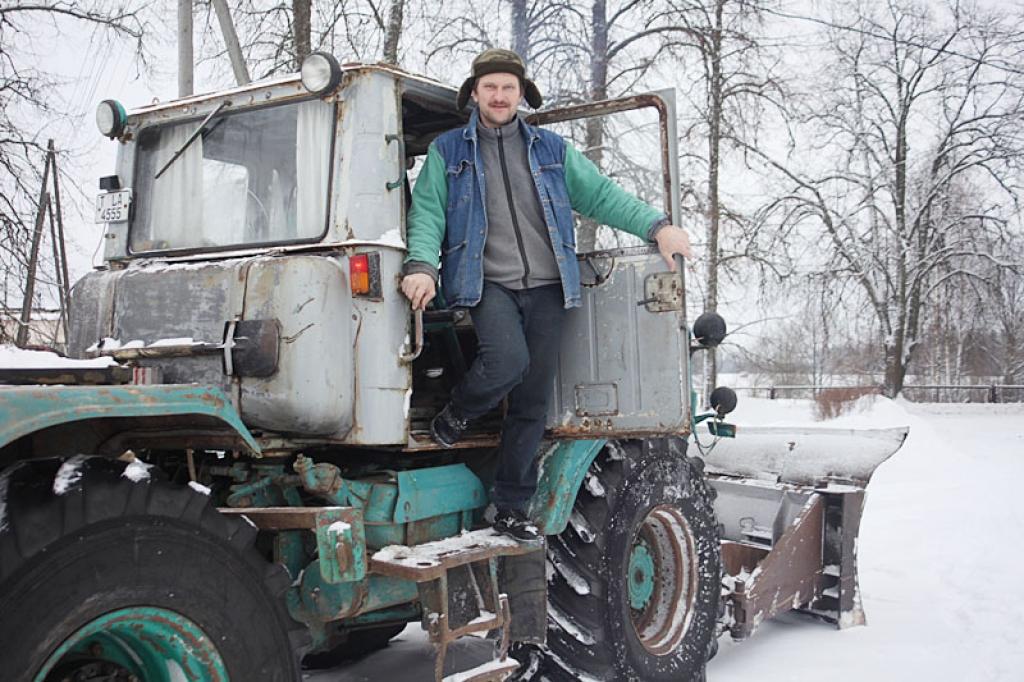 Zemnieks Juris Krēsliņš atzīst, ka šogad, protams, piesnidzis vairāk nekā citus gadus, tāpēc darba netrūkst. “Šogad atšķirībā no citiem gadiem vairāk sniga un putināja tieši uz Ziemassvētkiem un jauno gadu, tāpēc svinēt svētku īpaši nesanāca, bija jāstrādā,” saka J.Krēsliņš.
Autors: Gatis Bogdanovs
