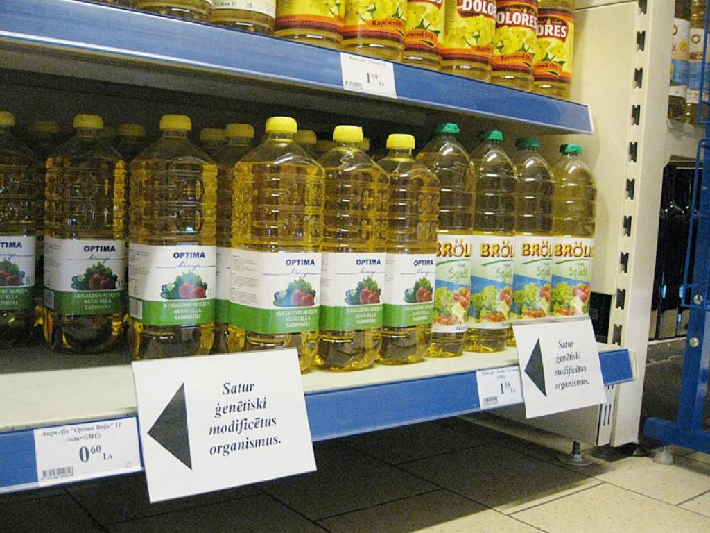 Latvijā tirdzniecības uzņēmumos ģenētiski modificētu pārtiku tirgo apmēram 10 gadus. Pārtikai, kas satur, sastāv vai ražota no ģenētiski modificētiem organismiem, jābūt atbilstoši marķētai, kā arī jābūt salasāmai norādei, ka konkrētajā veikalā plauktā rindojas šī produkcija.
Autors: Gatis Bogdanovs