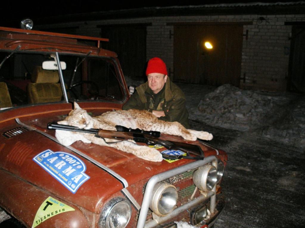 Svētku laikā pie lūša trofejas tika arī šķienerietis Uldis Jansons, kurš medī Viļa Razminoviča individuālajā medību iecirknī.
Autors: No personiskā albuma