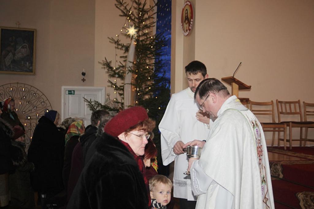 Draudzes prāvests Vjačeslavs Bogdanovs, uzrunājot visus, kas bija sapulcējušies baznīcā Zvaigznes dienā, uzsvēra, ka gan ticīga, gan neticīga cilvēka dzīvē laiku pa laikam ir kāda atklāsme. Šīs dienas vēstījums ir domāts nevis izredzētajiem, bet visai pasaulei, katram. 
Autors: Gatis Bogdanovs