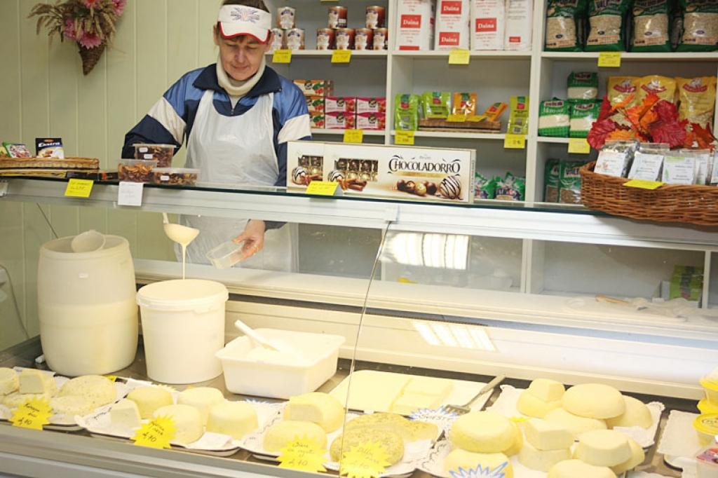 Gulbenē Beļavas pagasta zemnieku saimniecības “Andzēni” jaukta tipa veikalā  “Lauku labumi” iespējams iegādāties mājās ražotus pārtikas produktus. Gulbenieši tur labprāt pērk piena produktus – krējumu, biezpienu, dažādus sierus, sviestu kā arī žāvētu gaļu, veselīgas tējas un dārzeņus.
Autors: Gatis Bogdanovs