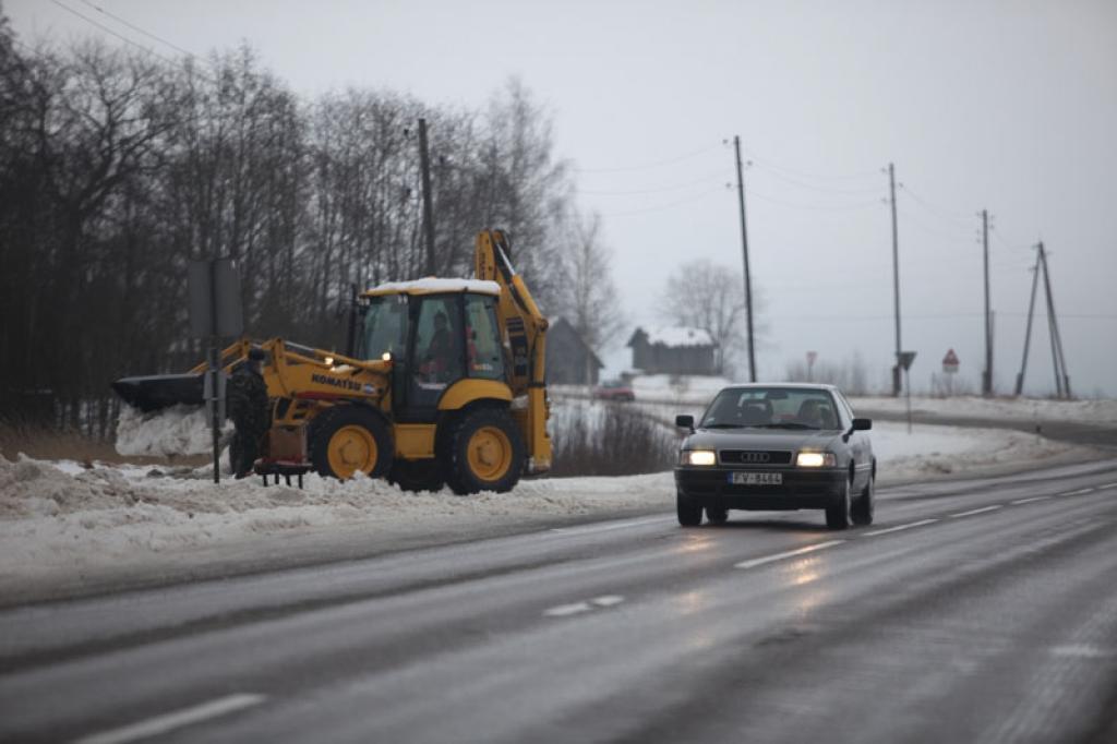 No sniega tiek attīrītas ne tikai brauktuves, bet arī autobusu pieturas. Ja tās atrodas uz valsts nozīmes ceļiem, šo darbu veic “Latvijas Autoceļu uzturētājs”.
Autors: Gatis Bogdanovs