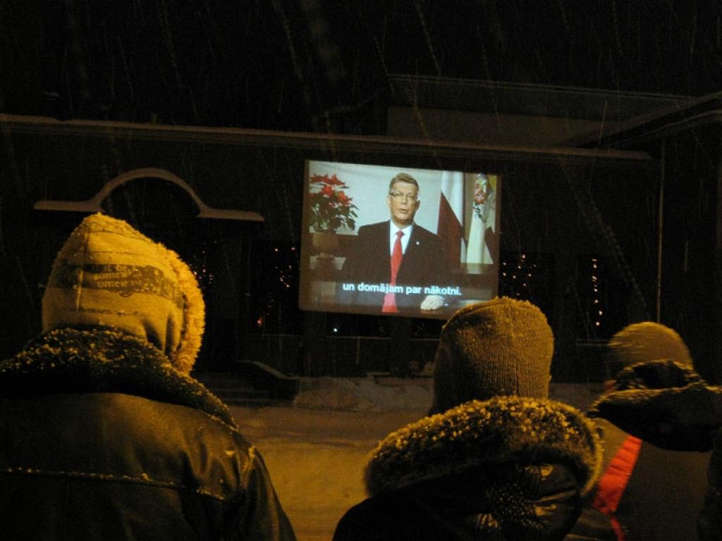 Avadoties no Vecā gada un sagaidot Jauno gadu, Gulbenes pilsētas centrā 31.decembrī pilsētnieki uz lielā ekrāna pie kultūras centra klausījās Ministru prezidenta Valda Dombrovska un Valsts prezidenta Valda Zatlera uzrunu Latvijas tautai....