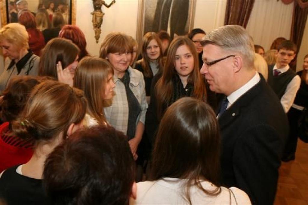 Gulbenes novada valsts ģimnāzijas 9.b klase ar audzinātāju, tiekoties ar Valsts prezidentu Valdi Zatleru.
Autors: Raitis Puriņš (