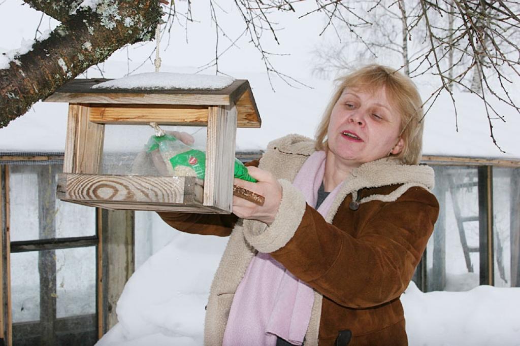 “Es vienmēr atrodu iespēju ar kaut ko nodarboties. Tagad palīdzu spārnotajiem draugiem un līdz ar viņiem gaidu pavasari, kad varēšu rosīties dārzā,” saka Līvija Gusāre. 
Autors: Gatis Bogdanovs