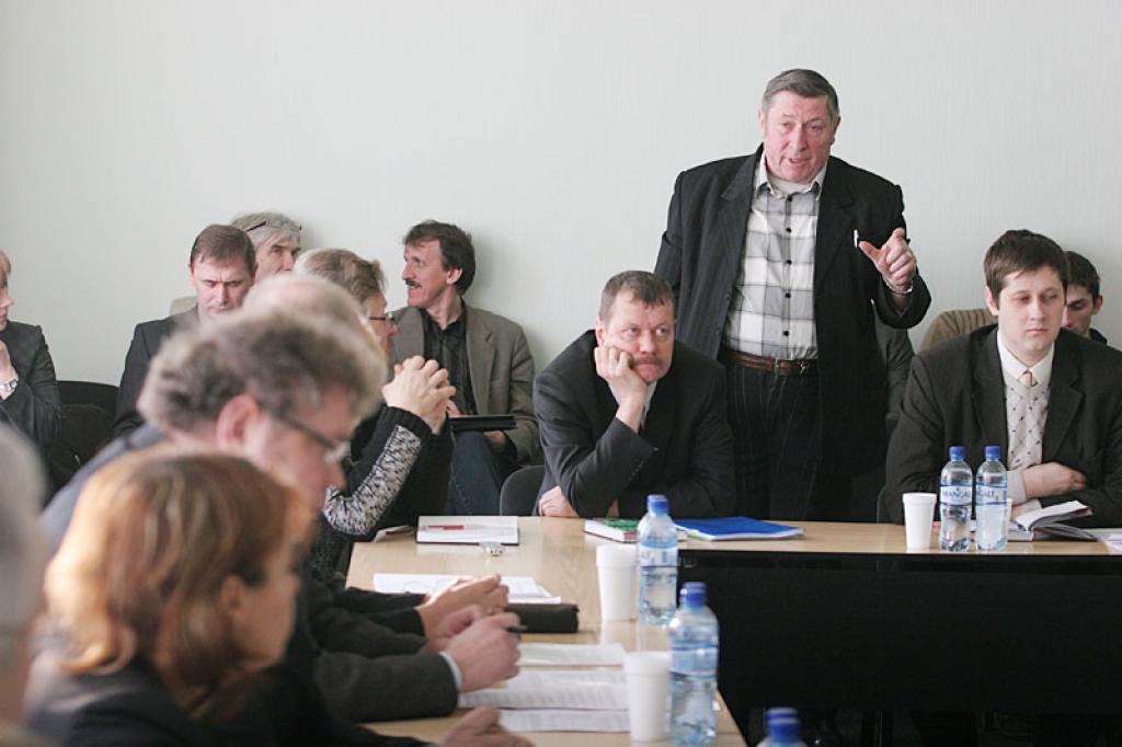 “Jūs paši sev radīsiet problēmas,” vakar deputātiem teica Romans Adamovičs, norādot uz dažādām nepilnībām, 25.februārī lemjot par izmaiņām pilsētas atkritumu apsaimniekošanas saistošajos noteikumos.
Autors: Gatis Bogdanovs