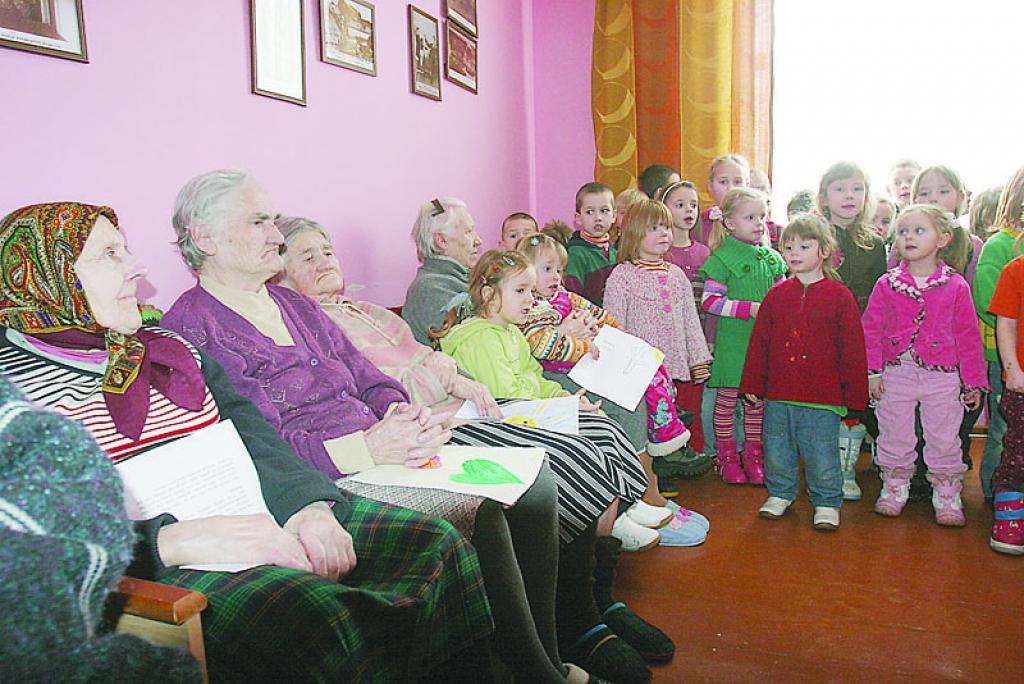 Tirzas sociālā nama iemītnieku acīs pēc priekšnesumiem bija vērojams liels prieks, viņi teica paldies gan bērniem, gan arī viņu pedagogiem, kas atcerējās un sarīkoja svētkus viņiem.
Autors: Gatis Bogdanovs