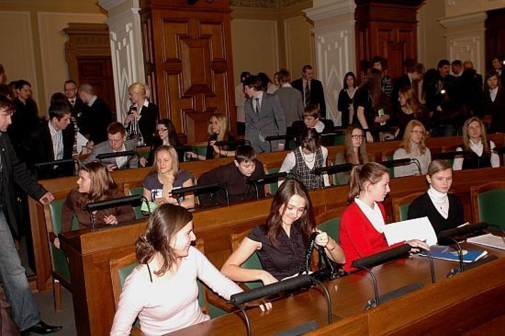 Saeimā Ēnu dienas ietvaros viesojas gandrīz 200 dažāda vecuma skolēni no visas Latvijas.
Autors: www.diena.lv