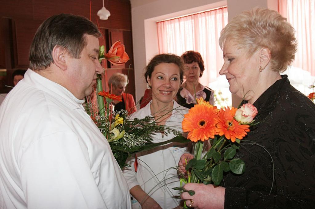 “Īstenībā ir vērts tik daudzus gadus iet, krist, celties, kļūdīties, labot savas kļūdas, saņemt bārienus, pārdzīvot visu un atkal iet tālāk un skriet ar pieri mūrī, lai gan varētu to apiet, lai dzirdētu tādus vārdus, kādus dzirdēju šodien,” uzrunājot apsveicējus, teica Mudīte Jaceviča.
Autors: Gatis Bogdanovs