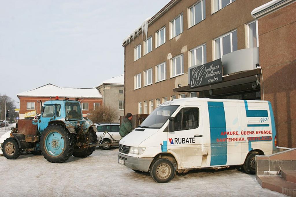 Gulbenes kultūras centrā jau otro nedēļu valda rosība. Tiek atbrīvotas telpas, lai renovācijas projektam atbilstošos darbus aktīvi varētu sākt vietējās būvniecības firmas. 
Autors: Gatis Bogdanovs