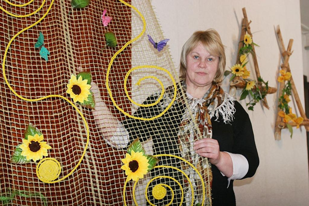 “Ir būtiski, lai gan pagasta pārvaldē, gan novadā strādātu cilvēki, kurus interesē kultūra, jo tad strādāt ir vieglāk. Esmu pārliecināta, ka cilvēkiem kultūra noteikti ir vajadzīga. Ja cilvēki nenāks uz tautas namu, mēs nevarēsim pastāvēt,” saka Litenes tautas nama vadītāja Maija Leimane.
Autors: Gatis Bogdanovs