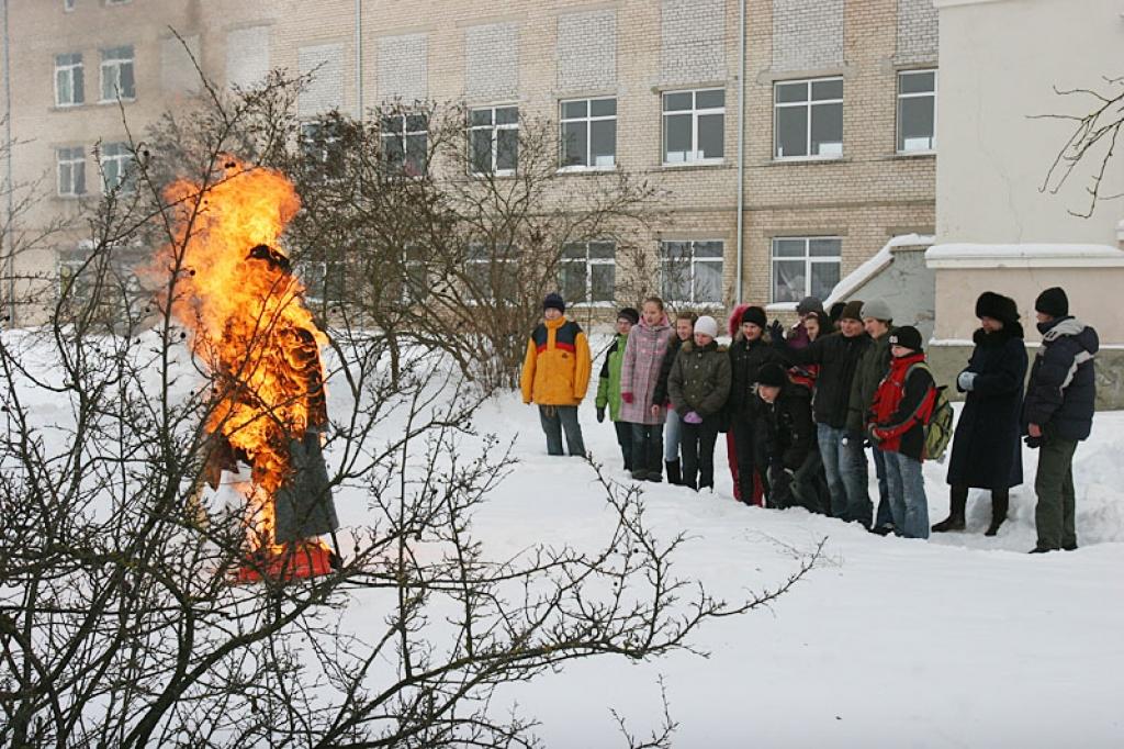 Gulbenes 2.vidusskolas skolēniem krievu valodas stundas šonedēļ uzzināja klātienē, kā krievu tautā katru gadu tiek svinēta tradicionālā Masļeņica.
Autors: Gatis Bogdanovs